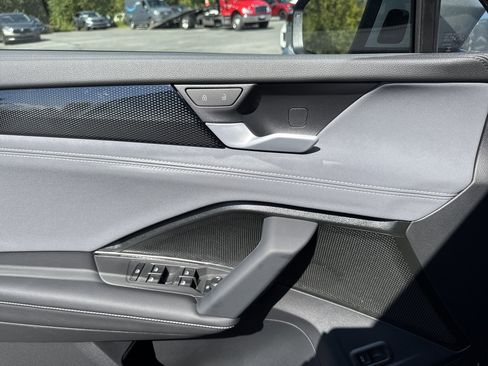 New 2025 Volkswagen Tiguan SE image 15