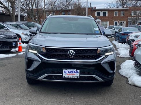 Used 2024 Volkswagen Taos SE w/ Panoramic Sunroof Package image 6