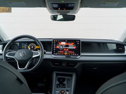 Used 2025 Volkswagen Tiguan SE w/ Panoramic Sunroof Package image 21