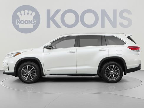 Used 2017 Toyota Highlander XLE AWD/4WD image 2