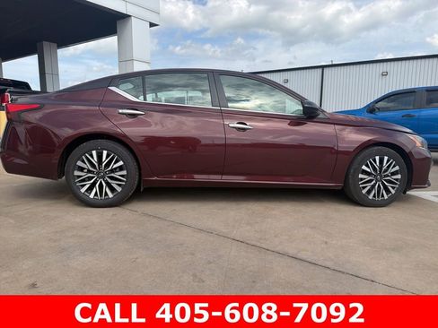 Used 2025 Nissan Altima 2.5 SV image 2