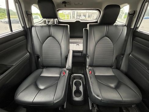 Used 2023 Toyota Highlander XLE AWD/4WD image 14