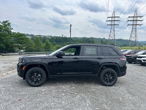 New 2025 Jeep Grand Cherokee 4WD image 2
