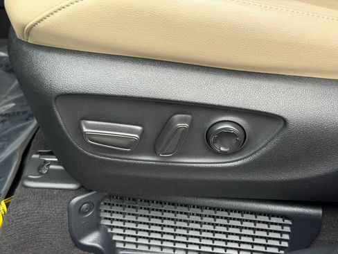 Used 2023 Toyota Sienna Limited image 14