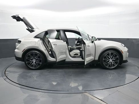 New 2026 Porsche Macan Electric image 34