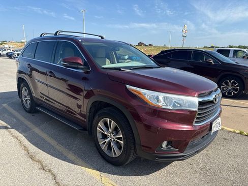 Used 2015 Toyota Highlander XLE FWD image 2
