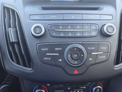 Used 2017 Ford Focus SE FWD image 18