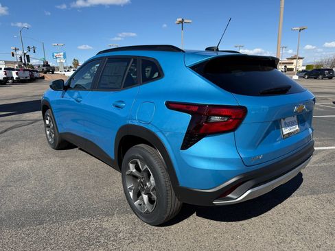 New 2026 Chevrolet Trax LT w/ LT Convenience Package FWD image 9