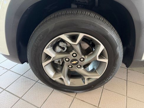Used 2025 Chevrolet Trax LT FWD image 24