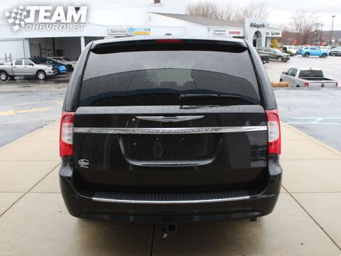 Used 2015 Chrysler Town & Country Touring-L w/ Driver Convenience Group image 5