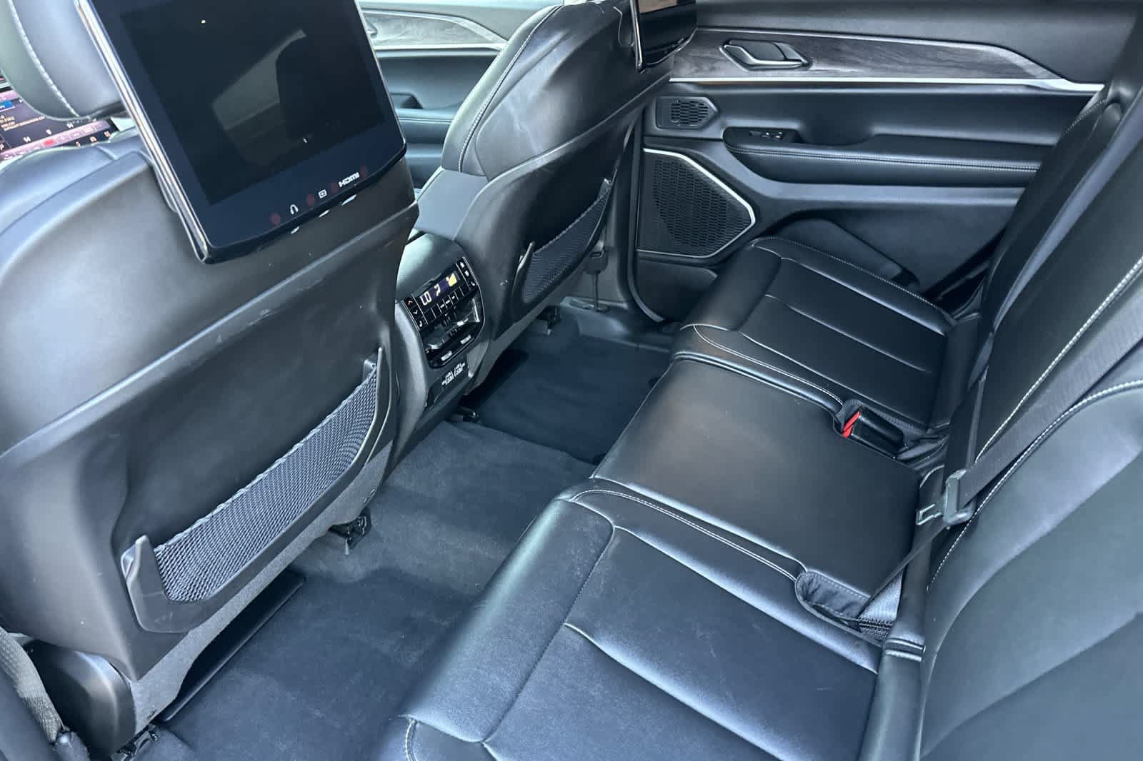 Used 2023 Jeep Grand Cherokee L Limited w/ Rear Seat Video Group I AWD/4WD image 4