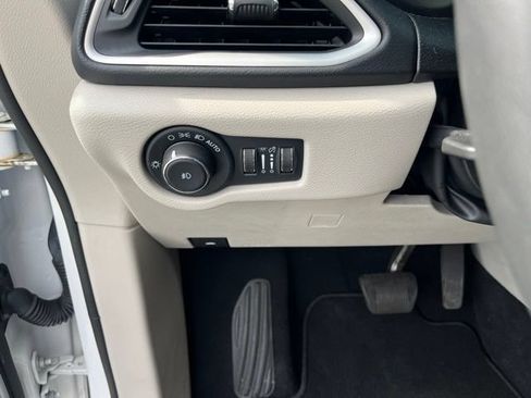 Used 2023 Chrysler Pacifica Touring-L FWD image 31