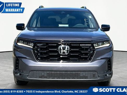 Used 2025 Honda Pilot Black Edition image 2