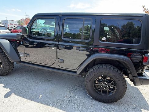 Used 2025 Jeep Wrangler Willys AWD/4WD image 10