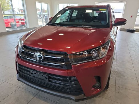 Used 2019 Toyota Highlander AWD V6 image 2