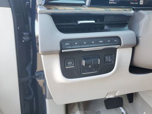 Certified 2022 Cadillac Escalade ESV Premium Luxury Platinum w/ Heavy-Duty Trailer Package image 29