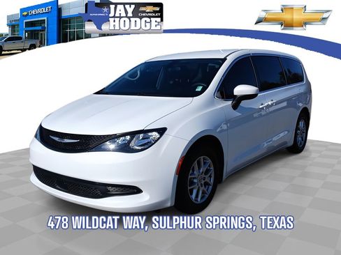 Used 2022 Chrysler Voyager LX image 1