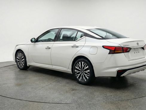 Used 2025 Nissan Altima 2.5 SV FWD image 6