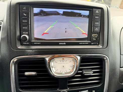 Used 2016 Chrysler Town & Country Touring FWD image 9