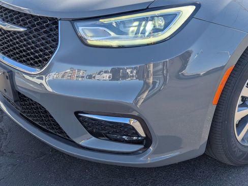 Used 2021 Chrysler Pacifica Touring image 12