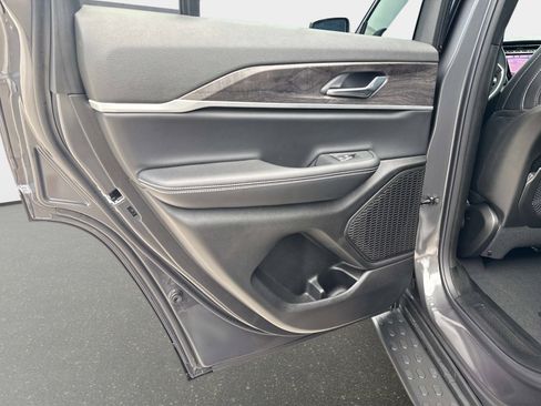 Used 2025 Jeep Grand Cherokee Limited image 13