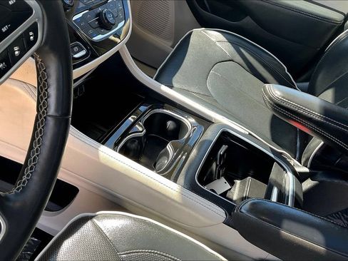 Used 2023 Chrysler Pacifica Limited FWD image 17