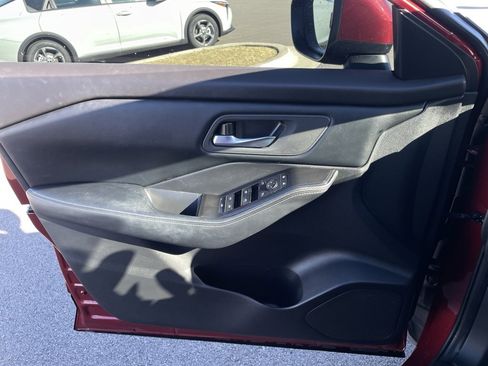 Used 2025 Nissan Rogue SV image 18