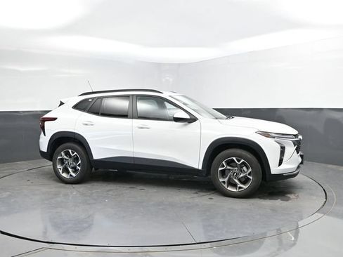Used 2025 Chevrolet Trax LT FWD image 3