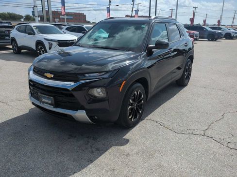 Used 2022 Chevrolet TrailBlazer LT w/ Convenience Package FWD image 4