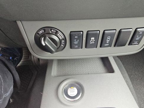 Used 2020 Nissan Frontier SV AWD/4WD image 19