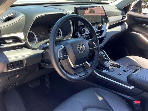 Used 2025 Toyota Highlander XLE image 18