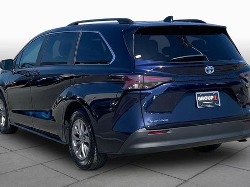 Used 2025 Toyota Sienna LE w/ LE Plus Package AWD/4WD image 12