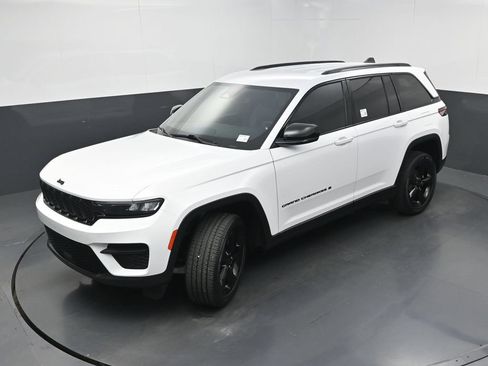 Used 2023 Jeep Grand Cherokee Altitude RWD image 34