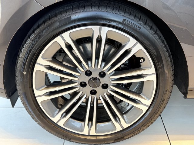 New 2026 Land Rover Range Rover Long Wheelbase SE AWD/4WD image 19