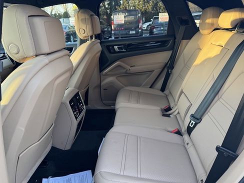 Used 2023 Porsche Cayenne image 34