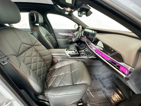 Used 2025 BMW 740i xDrive 740i xDrive w/ Premium Package image 26