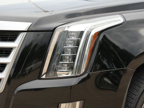 Used 2020 Cadillac Escalade ESV Luxury AWD/4WD image 25