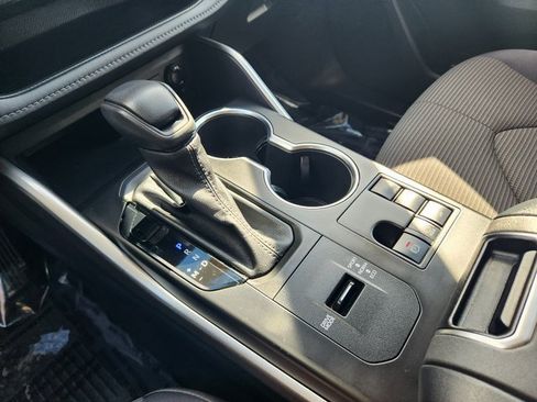 Used 2023 Toyota Highlander L image 18