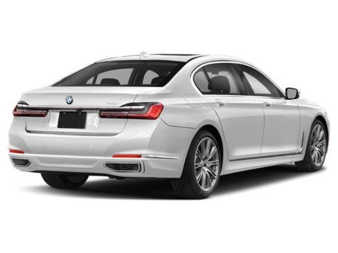 Used 2021 BMW 740i w/ M Sport Package image 2