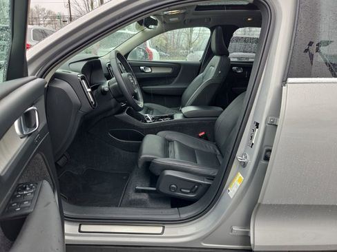 Certified 2025 Volvo XC40 B5 Plus image 4