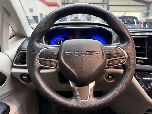 Used 2020 Chrysler Pacifica Touring w/ Advanced Safetytec Group FWD image 21