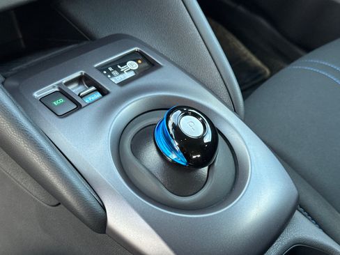 Used 2025 Nissan Leaf S image 27