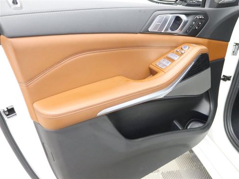 Used 2022 BMW X7 M50i AWD/4WD image 17