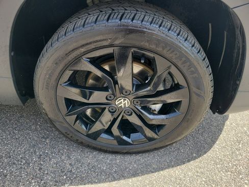 Certified 2023 Volkswagen Taos SE w/ Panoramic Sunroof Package FWD image 29