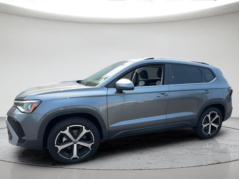 Used 2025 Volkswagen Taos SEL AWD/4WD image 12