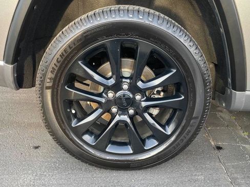 Used 2017 Jeep Grand Cherokee Altitude RWD image 30