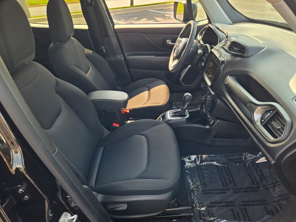 Used 2023 Jeep Renegade Latitude AWD/4WD image 6
