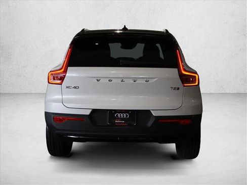 Used 2021 Volvo XC40 T5 R-Design image 8