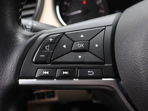 Used 2020 Nissan Rogue SV image 16