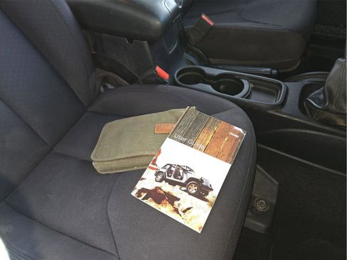 Used 2014 Jeep Wrangler Unlimited Sport w/ Connectivity Group image 19